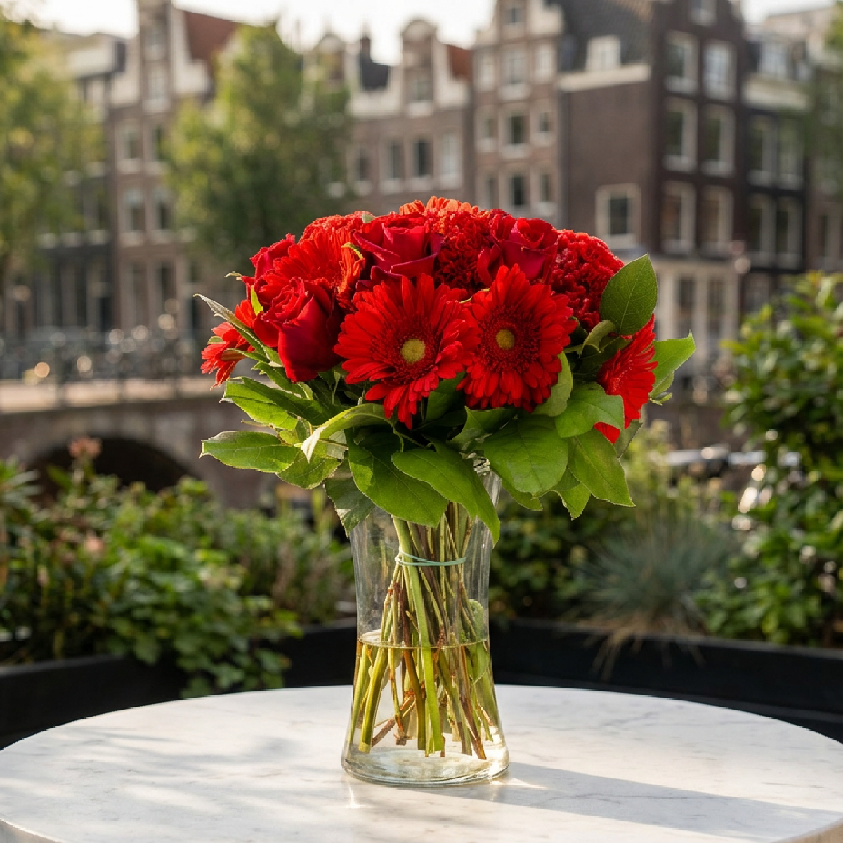 Boeket Pura op een witte marmeren terrastafel op een stedelijk dakterras